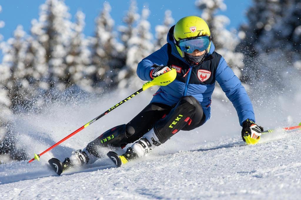 Niño entrenando esquí infantil en Alto Campoo con YETI Ski Racing Club